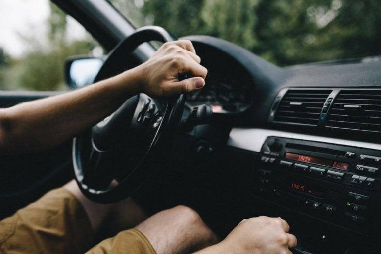 Mann bei Gewitter im Auto sicher vor Blitzen