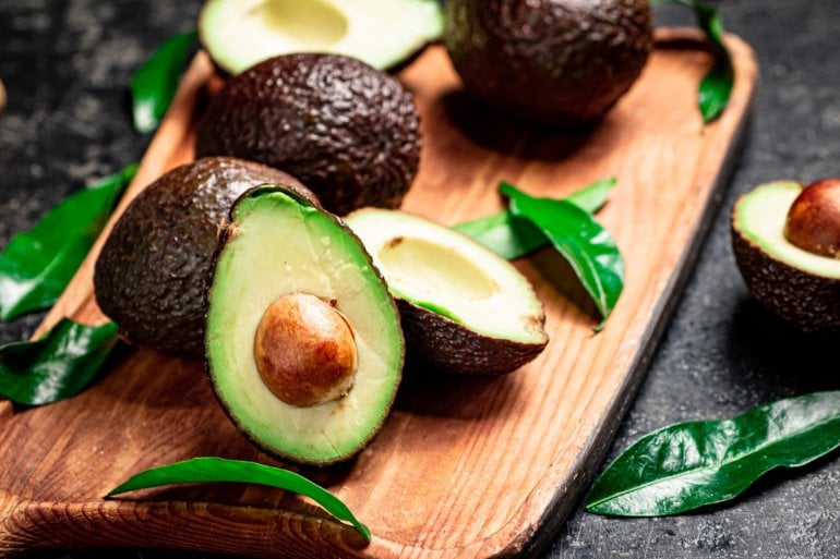 Frische, ganze und aufgeschnittene Avocados