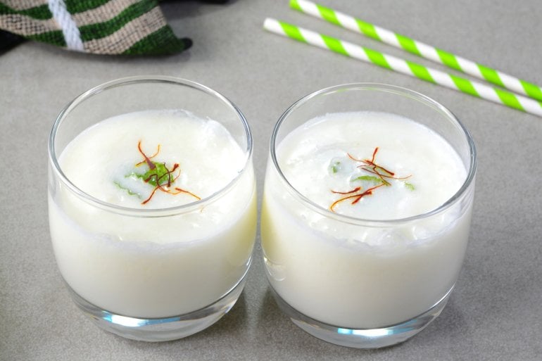 Selbstgemachter ayurvedischer Lassi in Gläsern