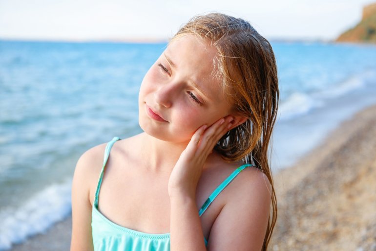 Kind mit Gehörgangsentzündung nach dem Schwimmen