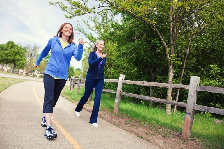 2 Frauen machen Breathwalk