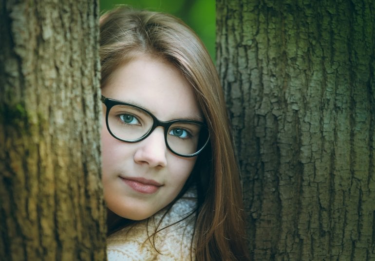 Junge Frau mit Brillenallergie