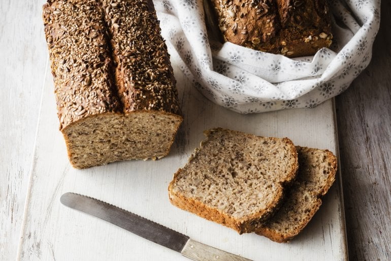 Ein angeschnittenes Low-Carb-Brot auf einem Tisch