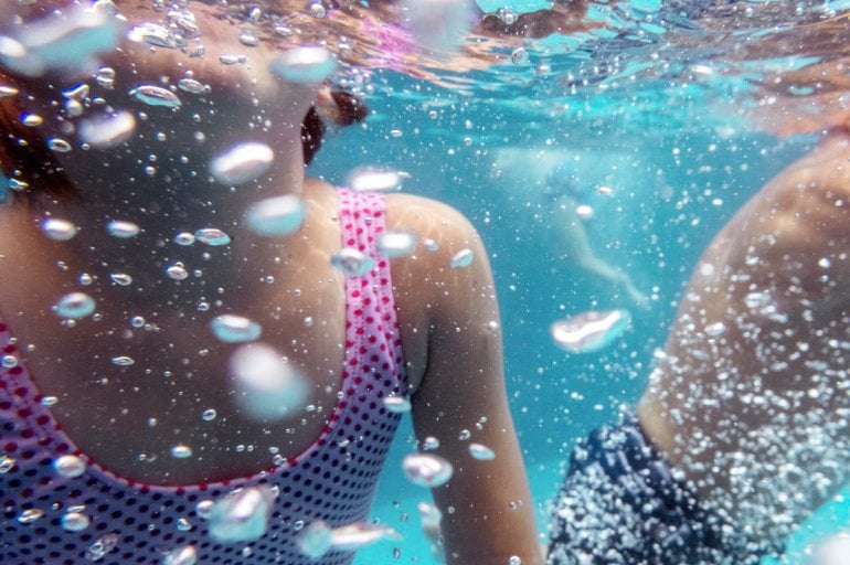 Kinder im gechlorten Schwimmbad