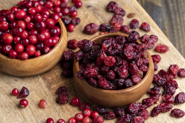 Frische und getrocknete Cranberrys