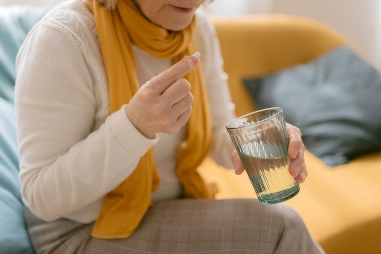 Frau nimmt Diuretika zur Entwässerung ein