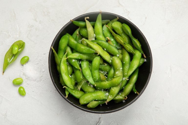 Eine Schüssel mit Edamame