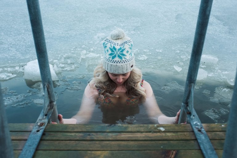 Frau geht Eisbaden