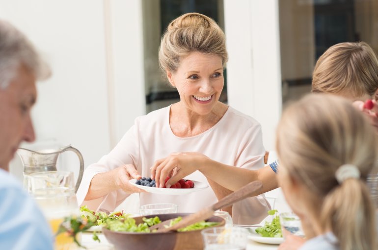 Frau mit Arthrose beim Essen