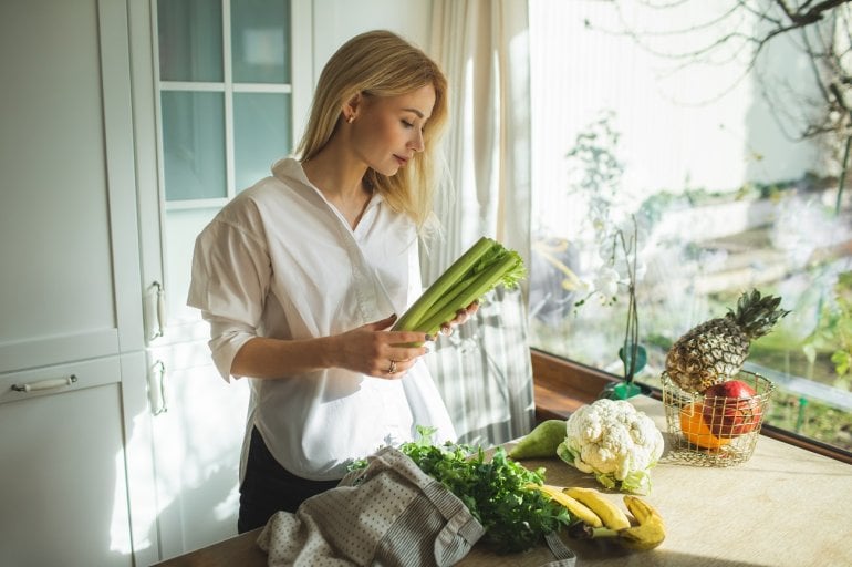 Frau mit Fibromyalgie beim Kochen