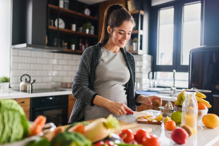 Schwangere Frau in der Küche