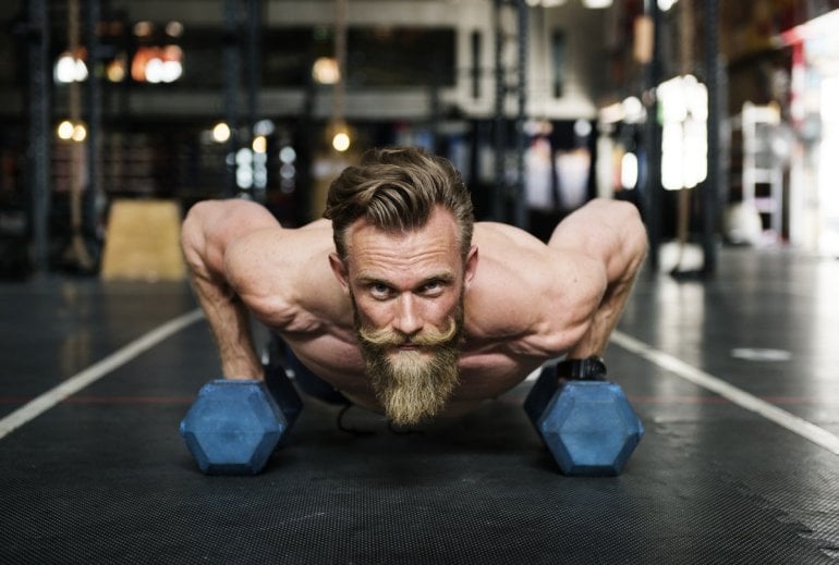 Fitness-Lügen: Mann bei Fitness-Training