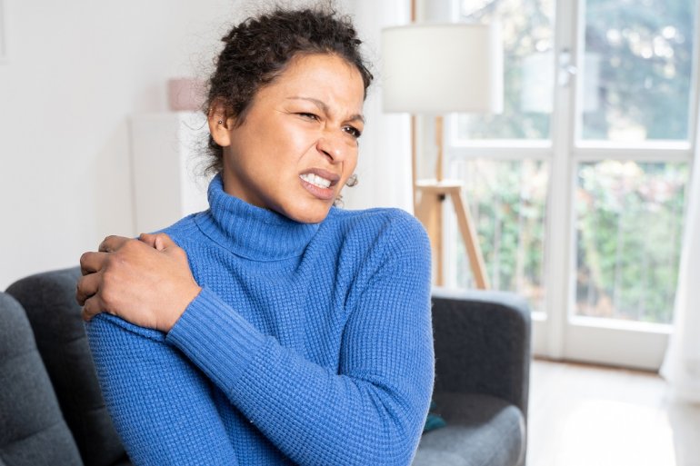 Frau mit Frozen Shoulder