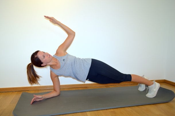 Buckel wegtrainieren mit rotierender Plank