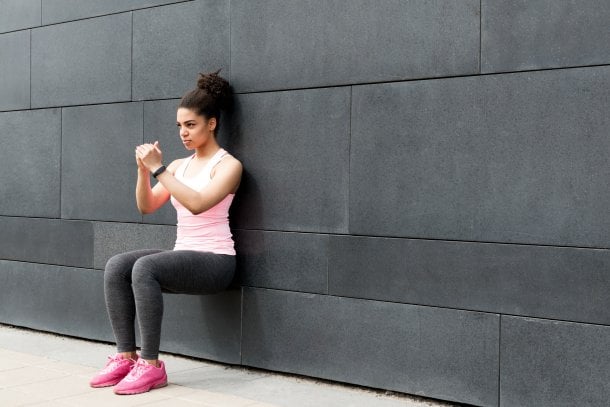 Anti-Cellulite-Workout: Kniebeuge an der Wand