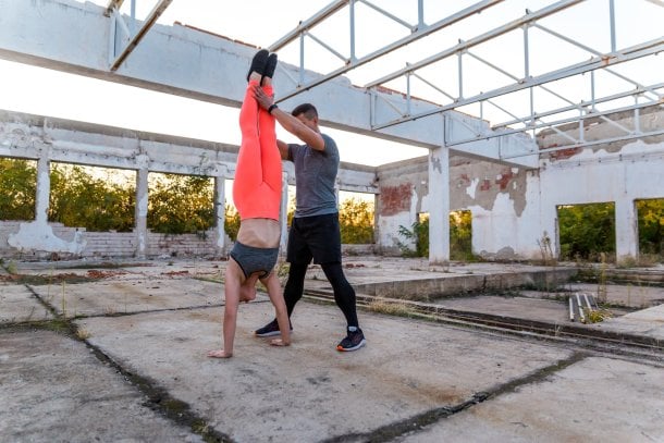 Handstand mit Hilfe lernen