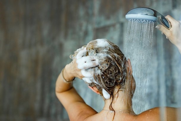 Pollen auf Körper und Kleidung beachten