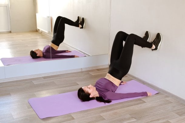 Pilates an der Wand – Hüftheben