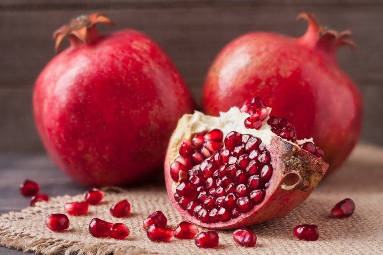 Aufgeschnittener Granatapfel mit Kernen