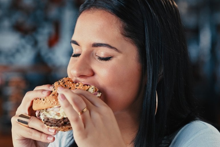 Frau isst einen Burger