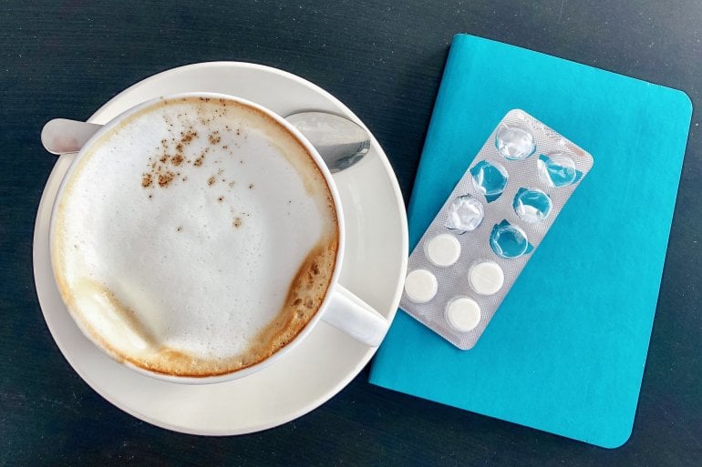 Tasse Kaffee mit Tabletten