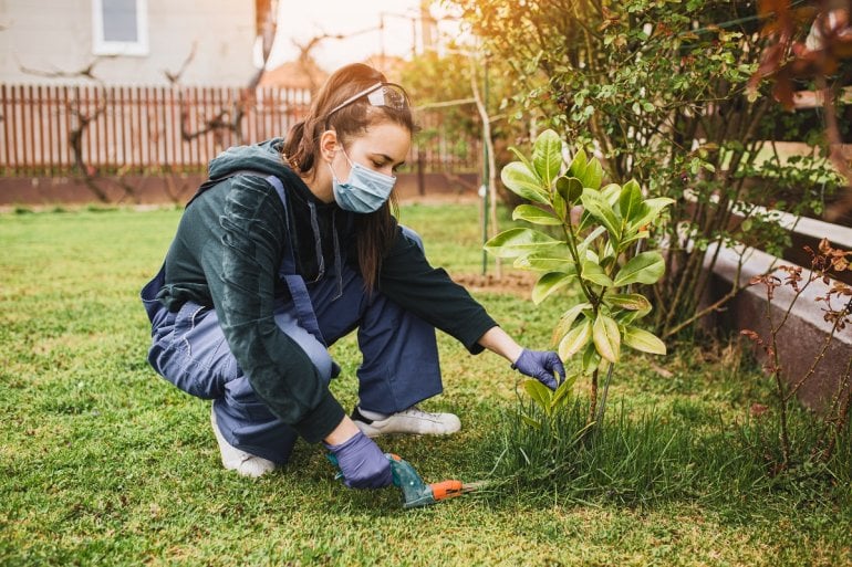 Frau bei Gartenarbeit