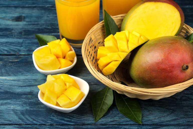 Frische und aufgeschnittene Mango, die eine Kreuzallergie auslösen kann