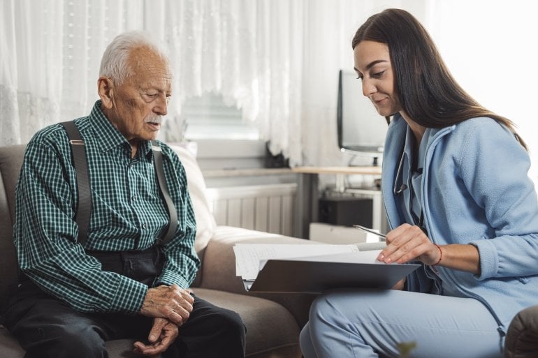 Mann mit Morbus Parkinson beim Arztgespräch