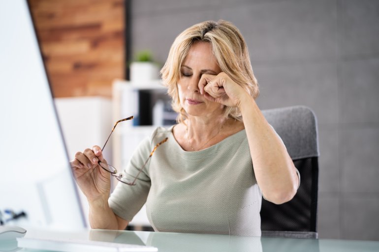 Frau mit Netzhautablösung