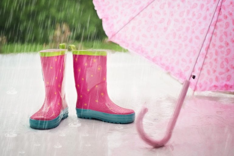 Novemberblues: Regenschirm und Gummistiefel im Herbst