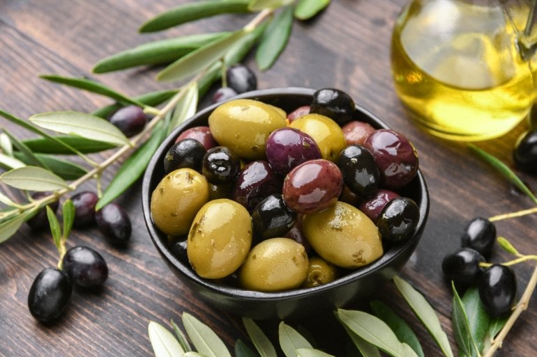 Oliven in einer Schale