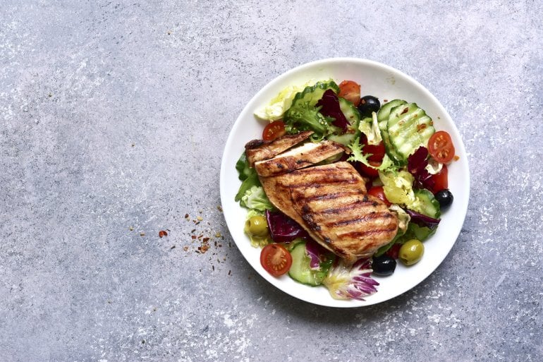 Teller mit Fleisch und frischem Gemüse