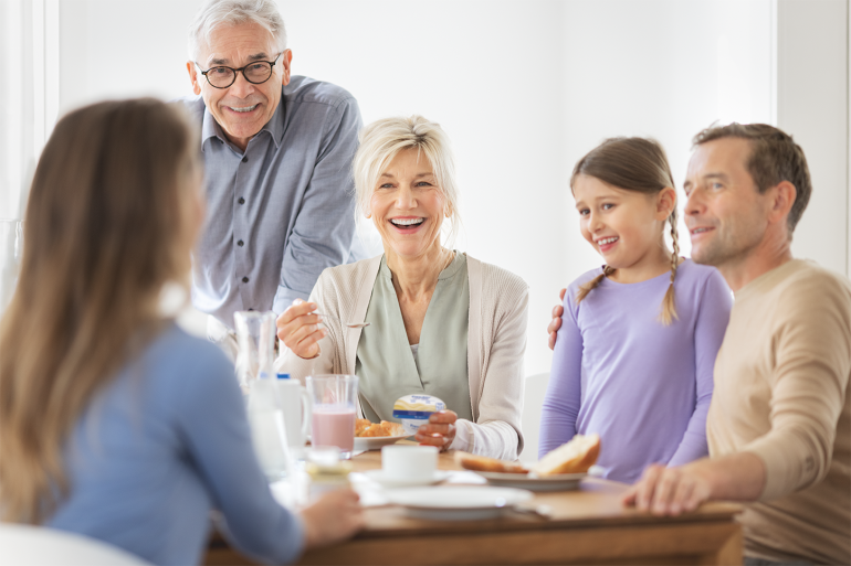 Glückliche Familie beim Essen mit Fresubin-Produkten