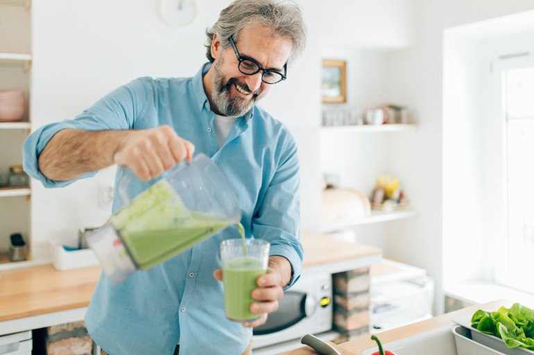 Mann mit nährstoffreichem Smoothie