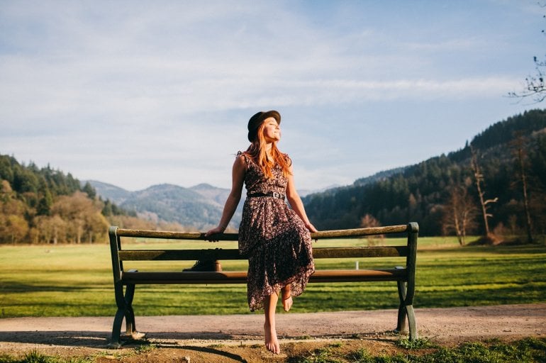 Frau tankt Vitamin D in der Sonne