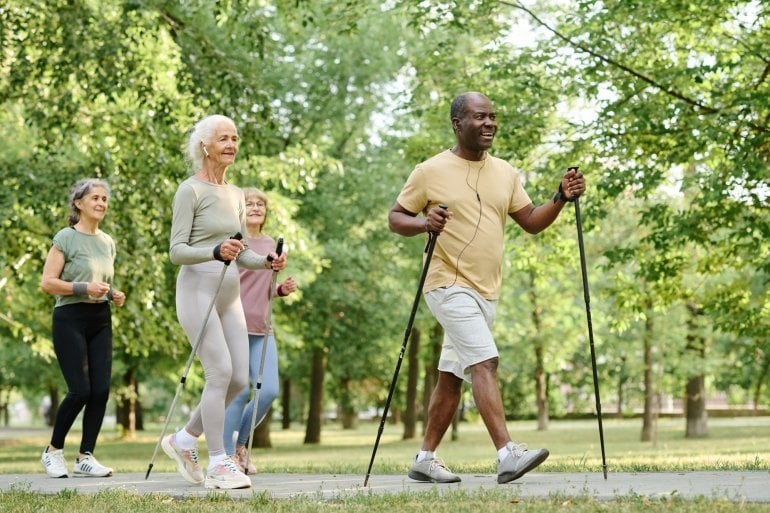 Menschen beim Nordic Walking und Walking im Park