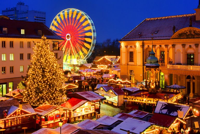 Weihnachtsmarkt mit Essensständen