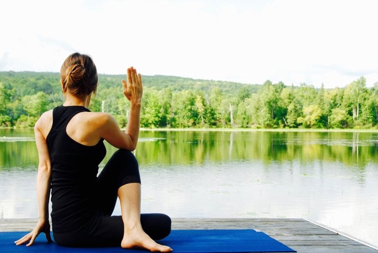 Frau macht Yoga